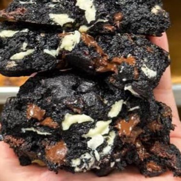 Cookie feito com nossa massa black new york, feita com cacau black, crocante por fora e macia por dentro e com muitaaaaaas gotas de chocolate branco e chocolate meio amargo!