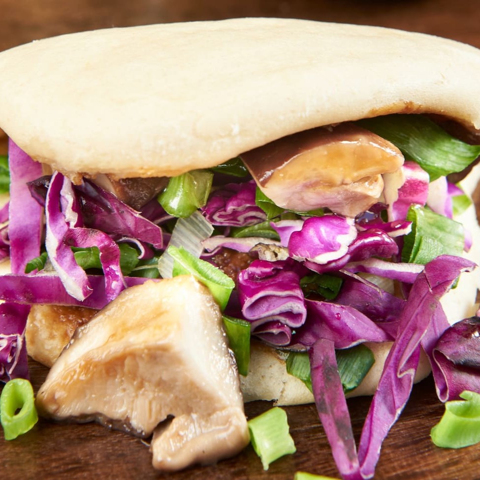 Cogumelo shitake e conserva de repolho. Com molho agridoce e cebolinha.