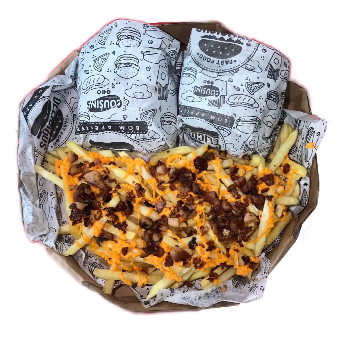 Batata frita com cheddar cremoso e bacon acompanhada de 2 Minotauros (hamburguer com: Pão comum, 1 carne de picanha, 2 queijos cheddar, alface, tomate e molho barbecue.) + 2 guaravitas.