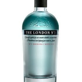 Gin The London nº1 - 700 ml.  The London nº1 é um Gin Super Premium, produzido artesanalmente no coração de Londres, triplamente destilado em pequenos alambiques, e misturado com a agua pura do norte de Londres.  Dentre os botânicos, provenientes dos quatro cantos do mundo, que fazem parte de sua composição temos: Zimbro, Coentro, Angélica, Raiz e íris, Alcaçuz, Amêndoas, Laranja, Limão siciliano, Satureja, Cassia, Canela e Bergamota.  Em sua composição estão presentes 12 botânicos de diferentes partes do mundo, tais como: zimbro (Croácia – 60%), coentro (Marrocos), angélica (Alpes franceses), raiz de Iris (Itália), alcaçuz (Turquia), amêndoas (Grécia), laranja (Itália), limão siciliano (Itália), segurelha (França), cassis (China), canela (China) e bergamota (Itália), o que o torna sinônimo de elegância, arte e cultura.  Características: Importado da Inglaterra. Graduação Alcoólica: 47% vol. Volume: 700 ml.