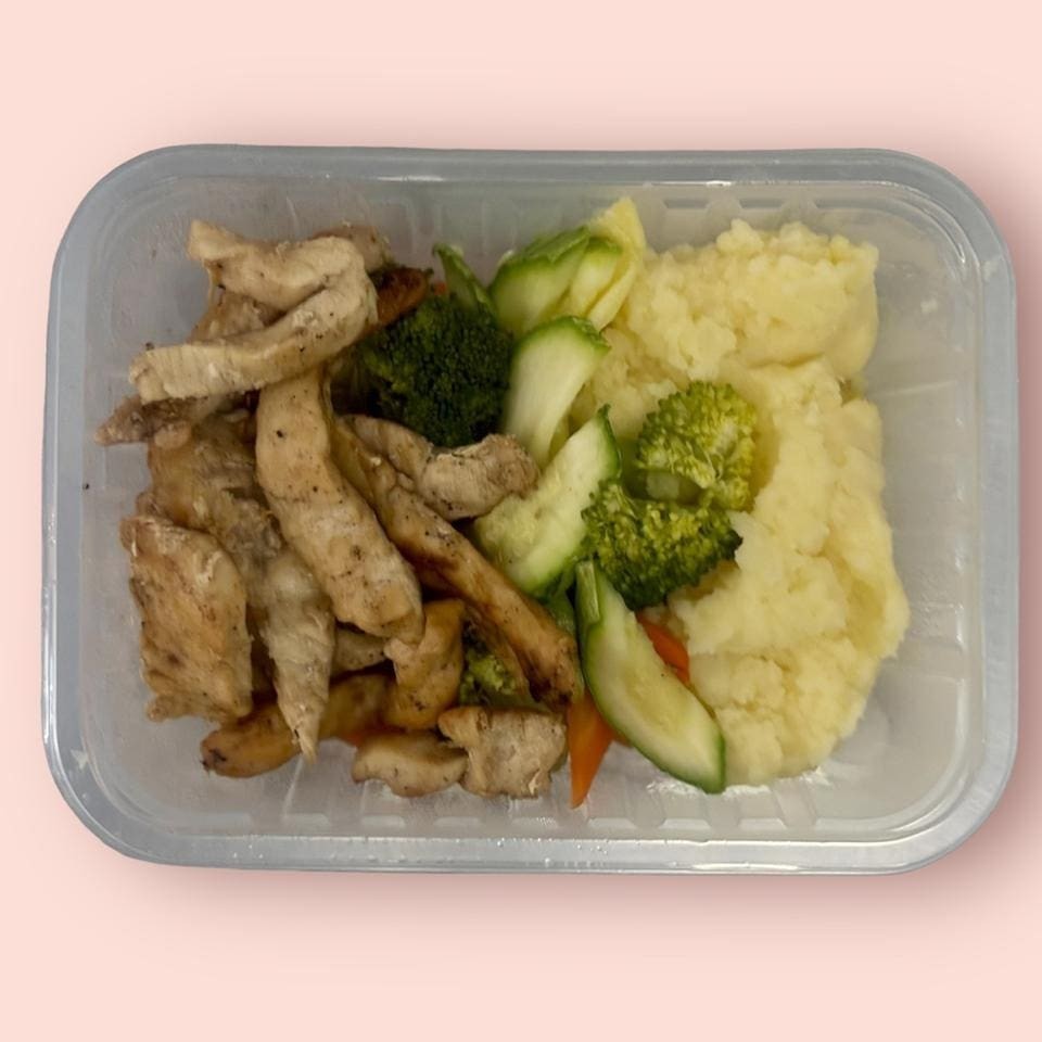 Delicie-se com a nossa opção de 'Frango Grelhado - G - (embalagem 700 ml)'. Este prato, pertencente à categoria 'Pratos', é composto por um suculento frango, grelhado à perfeição para realçar o seu sabor autêntico. Acompanha um arroz soltinho e bem temperado, feijão com um sabor caseiro inigualável, um purê de batatas aveludado e cremoso, e uma seleção de legumes frescos, cozidos no ponto certo para preservar suas cores vibrantes e seu valor nutricional. Uma combinação perfeita para uma refeição balanceada e extremamente satisfatória!