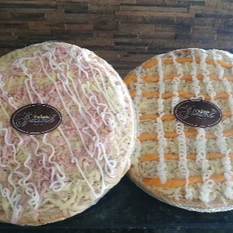 Deliciosas pizzas com massa pré assada no tamanho médio (30cm)... Confecciondas com molho de tomate, muçarela, cheddar e Catupiry...  Podendo ser nos sabores : Frango, presunto, calabresa ou 4queijos... É só escolher o sabor !!!