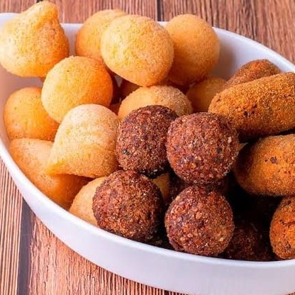 Delicie-se com esse incrível combo de 20 salgadinhos fritos, preparados na hora especialmente para você. Cada salgadinho é cuidadosamente frito até atingir a perfeição, garantindo uma crocância irresistível e um sabor inigualável. Você tem a liberdade de escolher até 4 sabores diferentes, tornando esta oferta ainda mais tentadora. Não perca esta oportunidade, aproveite essa delícia por apenas R$ 22,99. Sinta o sabor da tradição em cada mordida!