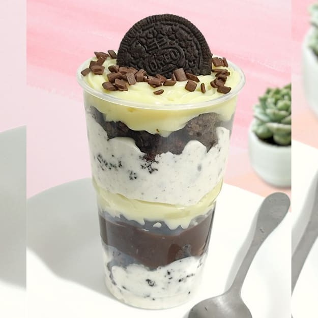 Inspirado no Biscoito Oreo ... Servido no copo de 300ml e suas camadas compõem: Mousse de Oreo, o melhor Brownie do Brasil, Brigadeiro de Ninho, e uma camada de Brigadeiro de Cacau 50% para manter o equilíbrio de doce desse copo ... É Uma Explosão De Sabor...  Esse realmente trás felicidade... Pena que acaba. Kkk ___Esse produto é servido Super gelado.___           ______Tags______________ Bolo, Brownie, copo da felicidade, bolo no pote, coca cola, chocolate, cookie, Nutella, Ninho, ferreiro rocher, Brownie no pote, morango, chocolate, brigadeiro, bolo vulcão, torta cookie, doces, chocolate, confeitaria, engenhoca , fonseca, Niterói Entrega grátis, taxa grátis, cupom de desconto, banoffe, Bombom de uva, Kinder bueno, red velvet, maracujá.