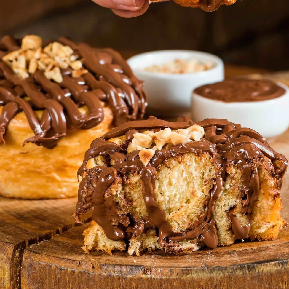O nosso rolinho recheado com Nutella e coberto com avelã é surpreendente, experimente comer quentinho.