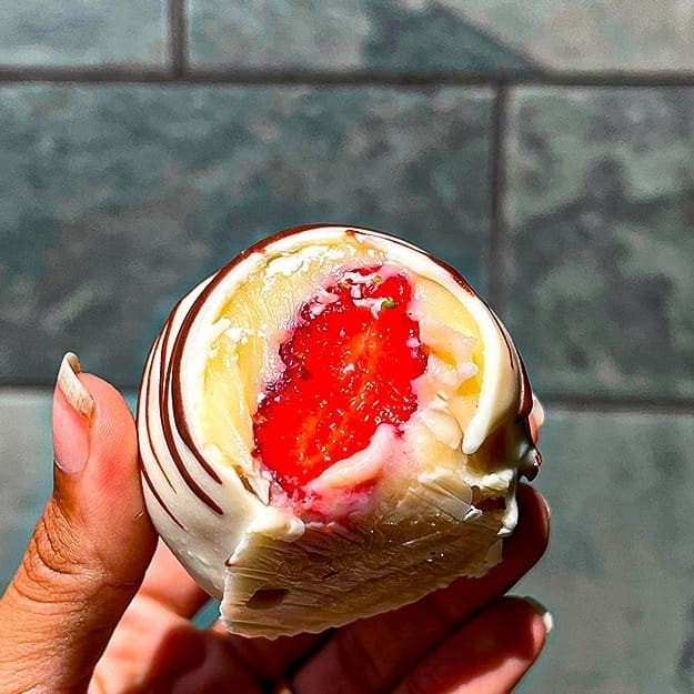 Morango suculento envolvido por brigadeiro de Ninho e coberto com chocolate branco. Uma combinação delicada e irresistível para os amantes de chocolate branco.