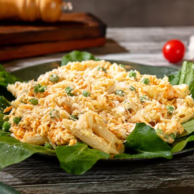 Refrescante salada de macarrão de frango desfiado com creme de ricota ligth, ervilhas e cenoura ralada, temperada com limão e azeite. Finalizada com rúcula fresca e parmesão, o prato é perfeito para um Dia quente ou uma refeição leve. (aprox. 400g)