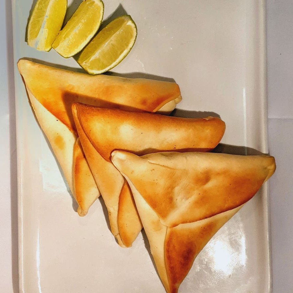 Deliciosa Esfiha da Camelos com diversos recheios   A nossa massa Não leva Ovo e Nem Leite .   Salgado Árabe feito por Árabe  #tags: esfirra - zero - lactose - petisco - comida - árabe - habib - almoço - janta