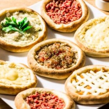 Explosão de sabores. 10 esfihas salgadas + 5 esfihas doces