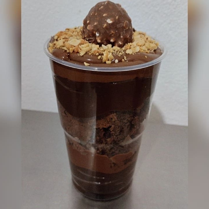 Essa Delicia contém Nosso Delicioso Brownie com Brigadeiro 50%, Nutella, Amendoim Granulado e 1 Bombom ferreiro Rocher.