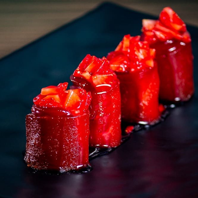 Goiabada cream cheese e morango com calda de morango