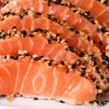 """Porção com 4 unidades de sushi salmão, combinando fatias frescas de salmão com tataki delicado de cebola roxa e gengibre, que trazem um toque especial de sabor e frescor. Servido sobre arroz temperado na medida certa, esse sushi oferece uma experiência equilibrada e marcante para quem aprecia sabores sofisticados da culinária japonesa."""