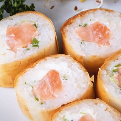 """Porção com 10 unidades de Haru Hot, sushi empanado e crocante por fora, recheado com um saboroso mix especial da casa, que combina ingredientes frescos e selecionados. Finalizado com cream cheese cremoso que derrete na boca, esse hot roll é preparado com arroz temperado na medida certa, garantindo uma explosão de sabor e textura a cada mordida."""