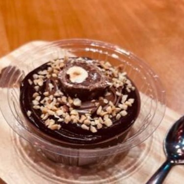 Cestinha de chocolate, recheada com brigadeiro preto, amendoim picado e Nutella. Bombom ferrero rocher para finalizar!