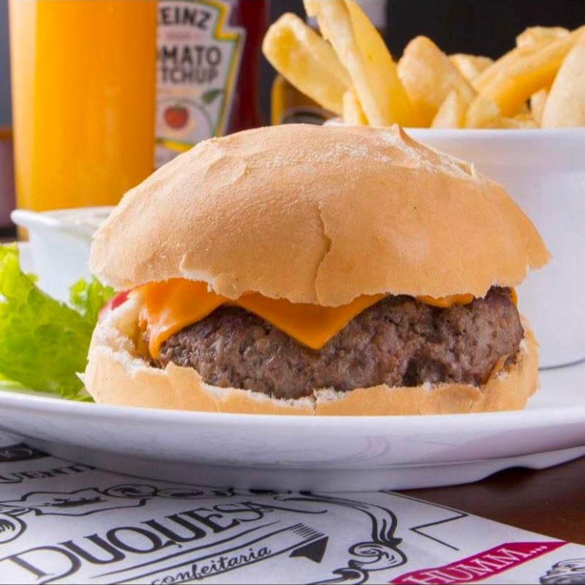 Elaborado artesanalmente com o entrecôte (filé de costela gril) no pão sacadura.