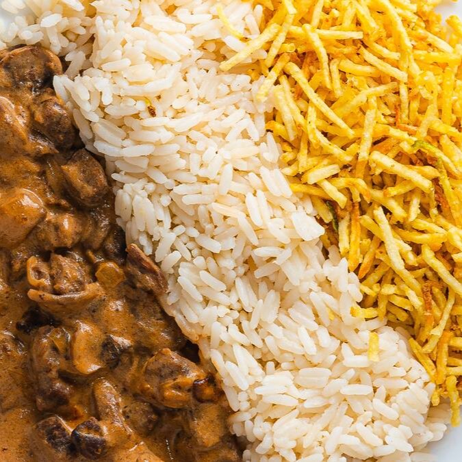 Strogonoff de Carne com arroz e batata palha. (Os acompanhamentos não podem ser trocados).