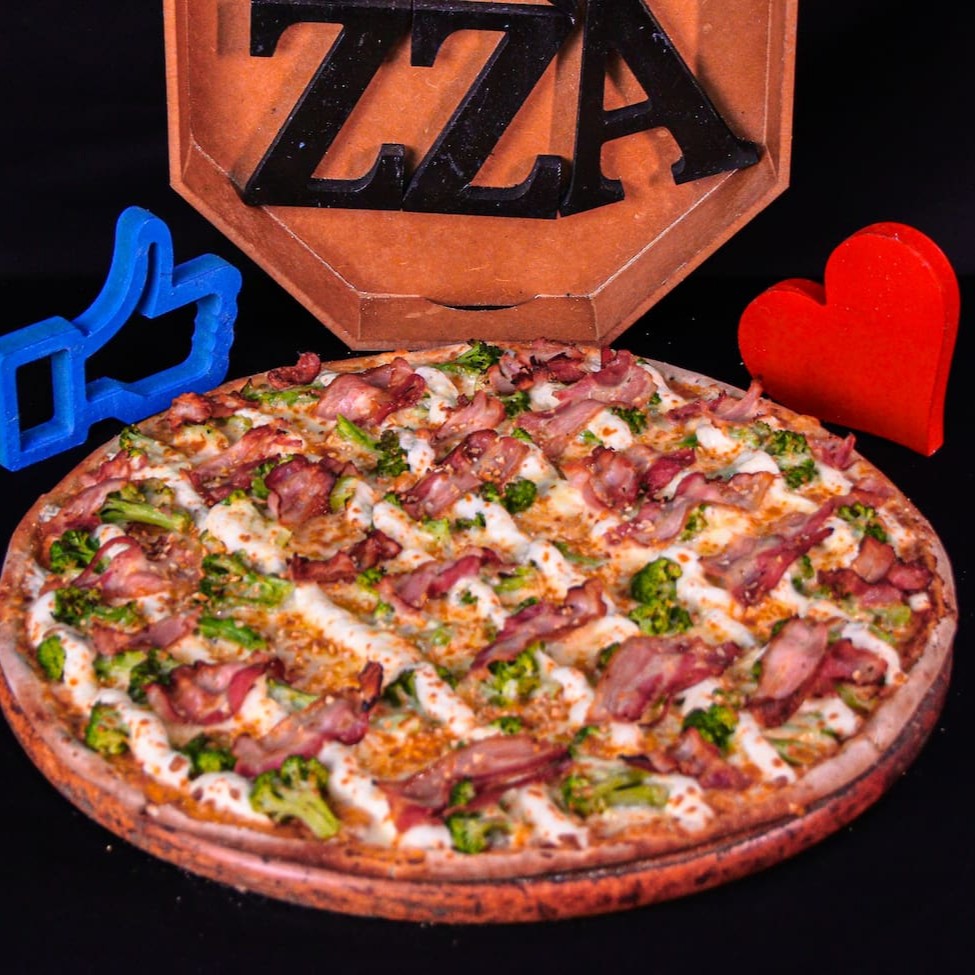 Mussarela, Brócolis, Bacon, Creme de queijo, Alho torrado, Orégano