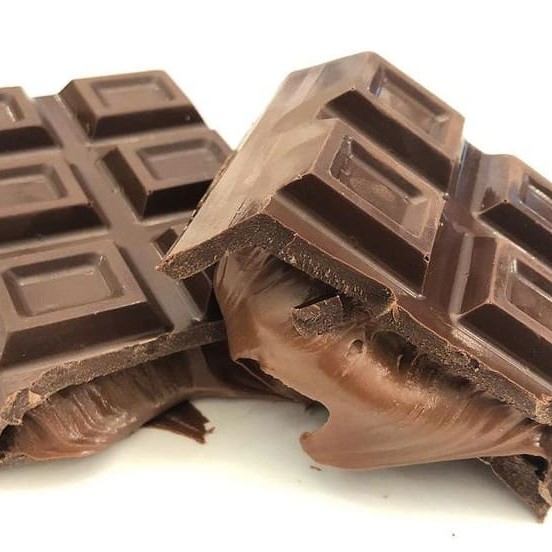 Desfrute da nossa 'Barra Recheada de Brigadeiro 300g', um deleite irresistível da categoria 'Barras Deliciosas'. Esta não é apenas uma barra de chocolate, mas sim, uma barra de chocolate nobre ao leite, cuidadosamente selecionado para proporcionar a melhor experiência de sabor. O recheio é um brigadeiro deliciosamente cremoso, feito com um toque de tradição e muita paixão. Cada mordida revela uma combinação perfeita de chocolate ao leite e brigadeiro, tornando-a uma escolha perfeita para os amantes de doces. Com um peso aproximado de 300g, essa barra de chocolate é perfeita para compartilhar ou para desfrutar sozinho. Prove e se apaixone!