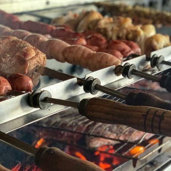 Meio kilo de Churrasco ( Misturado ) + Meia porção de fritas + 1 Guaraná de 600ml, ou Sprite 510ml (consultar disponibilidade)