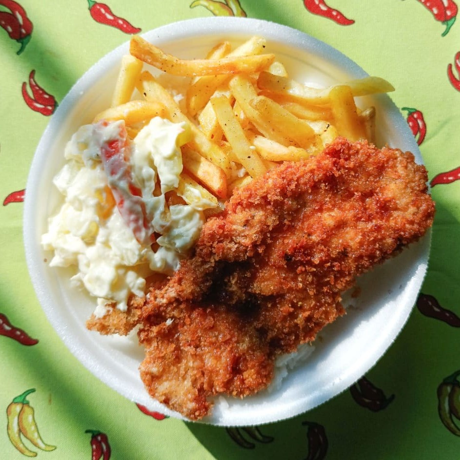 Delicisoso Frango empanado na farinha Panko Acompanha: arroz, feijão e batata frita