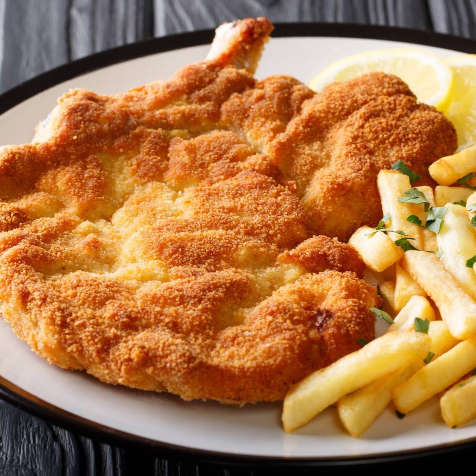 Delicie-se com nosso Bife a Milanesa  empanados na farinha de rosca crocante, acompanha: arroz, feijão muito bem temperado, farofa, salada e fritas sequinha e crocante.