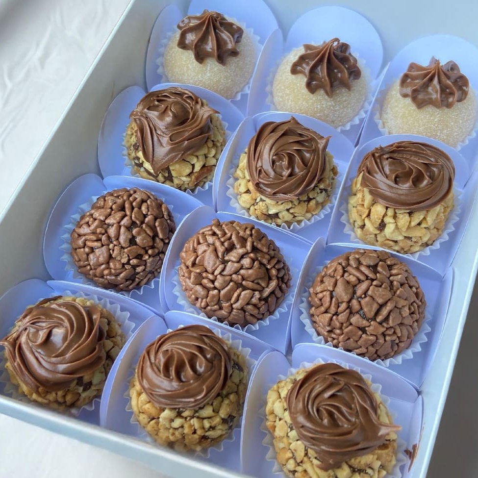 Uma especial caixa com 12 brigadeiros de sabores incrivéis, tradicional de chocolate, o amado por todos Ninho com Nutella, unico em sabor Tipo Ferrero e nosso cajuzinho para te trazer otimas recordações.. Ele vem em uma embalagem linda com fita de cetim e logo, ideal  para presentar aquela pessoa especial!