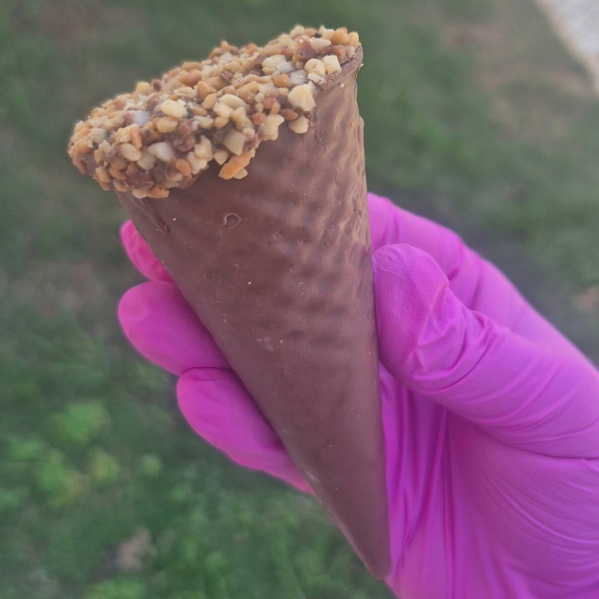 Crocante casquinha banhada na cobertura de chocolate, com um recheio super cremoso de brigadeiro, Nutella e Castanha de Caju triturada