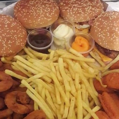 4 egburgues 250gr de batata corte fino frita 250gr de orion (aneis de cebola) 250gr de nuguets de frango 4 guaracamp ketchup e bily jack