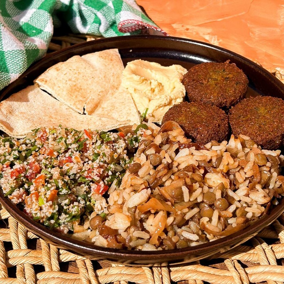 1 proteína + 1 salada + 1 tipo de arroz + 1 pastinha + pão ou torradinha Você monta seu prato! O preço total do prato é o valor da proteína.