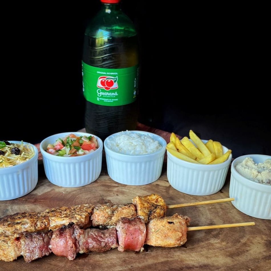 2 espetinhos a sua escolha , arroz , molho á campanha, farofa, batata frita e salada a sua escolha. Informe o ponto ideal do seu espeto. enviamos nas embalagens separadas. ( Não acompanha refrigerante )
