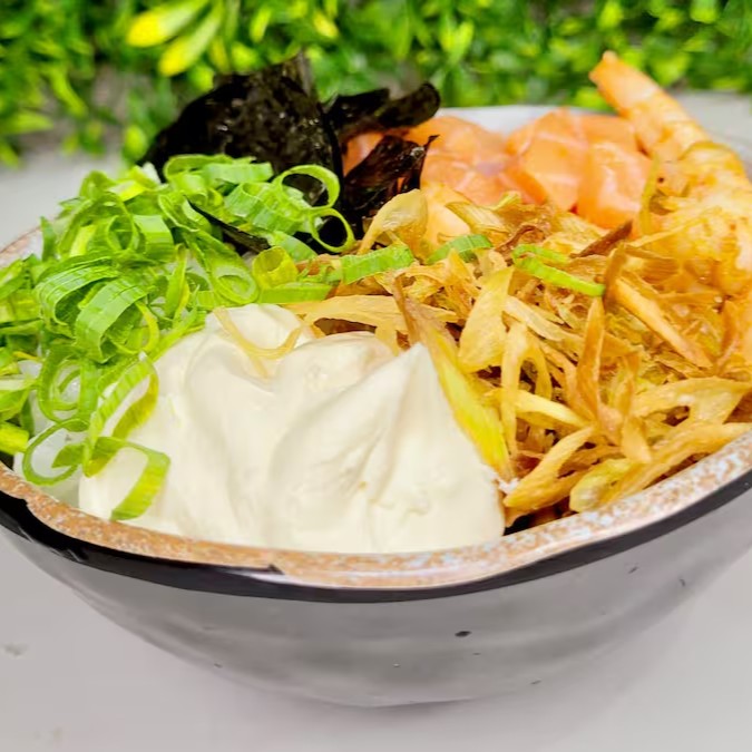 250g

Uma explosão de cores, texturas e sabores! Base de arroz ou mix de folhas, acompanhada de cubos frescos de peixe (salmão, atum ou opção vegana), mix de vegetais crocantes, frutas frescas, molho especial e finalização com gergelim e crispy. Leve, nutritivo e cheio de sabor em cada garfada. Ideal para quem busca uma refeição saudável e deliciosa!