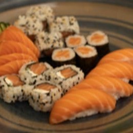 10 sashimis de salmão  5 niguiri de salmão  5 uramaki de salmão  2 Joys de salmão  4 hossomaki de salmão