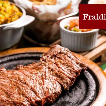 Acompanha arroz de costela, cebola palha, farofa e vinagrete.