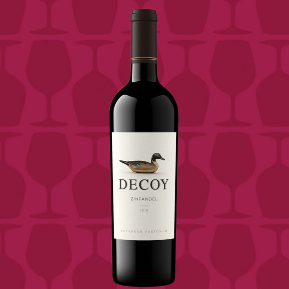 Com 94% de Cabernet Sauvignon e 6% de Merlot, este vinho californiano combina potência e elegância. No nariz, entrega aromas intensos de amora e mirtilo, com sutis notas de especiarias doces e pimenta-preta. Em boca, revela-se encorpado e frutado, sustentado por taninos firmes que garantem estrutura e equilíbrio. O final é marcante, suave e levemente apimentado, tornando-o ideal para harmonizar com pratos robustos à base de carnes vermelhas. A safra de 2021, aquecida no início e suavizada por chuvas em setembro, proporcionou tintos ricos, vibrantes e de excelente potencial de guarda. Com mais de três décadas de excelência, a Decoy consolidou-se como um vinho de distinção, elaborado com uvas selecionadas de vinhedos excepcionais. Do vinhedo à garrafa, cada etapa é conduzida com o mais alto padrão de qualidade, resultando em um vinho elegante, expressivo e autêntico.