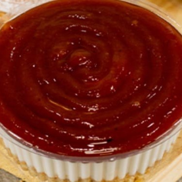 Massinha crocante com cream cheese à moda da casa, finalizado com geleia de goiabada.