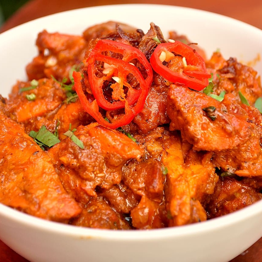 Receita favorita da nossa chef tatiana mendez, única brasileira que tem profundo conhecimento sobre culinária indiana e especiarias. Cubos de frango assado refogados com tomate, especiarias e finalizado com cebola frita.