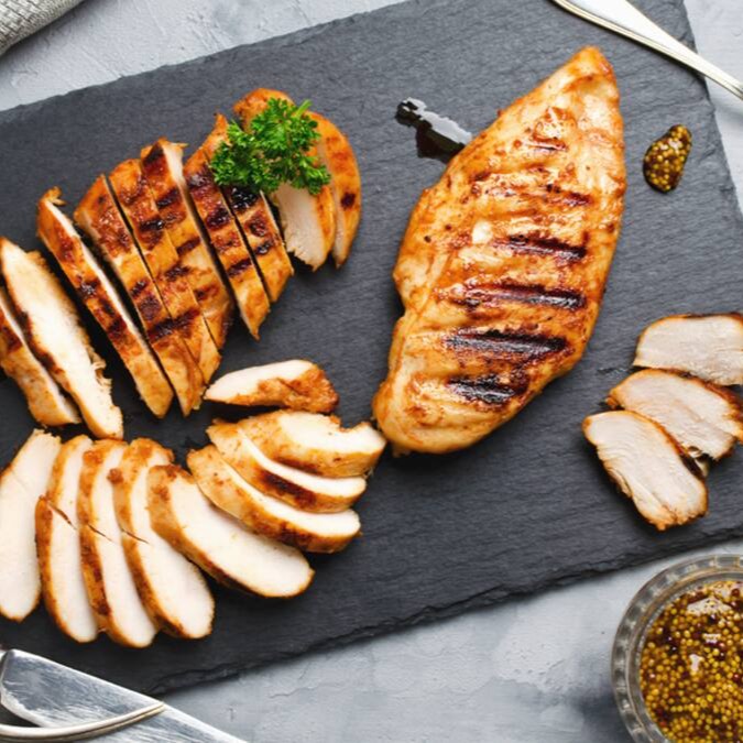 Peito de frango grelhado. Escolha até 02 acompanhamentos