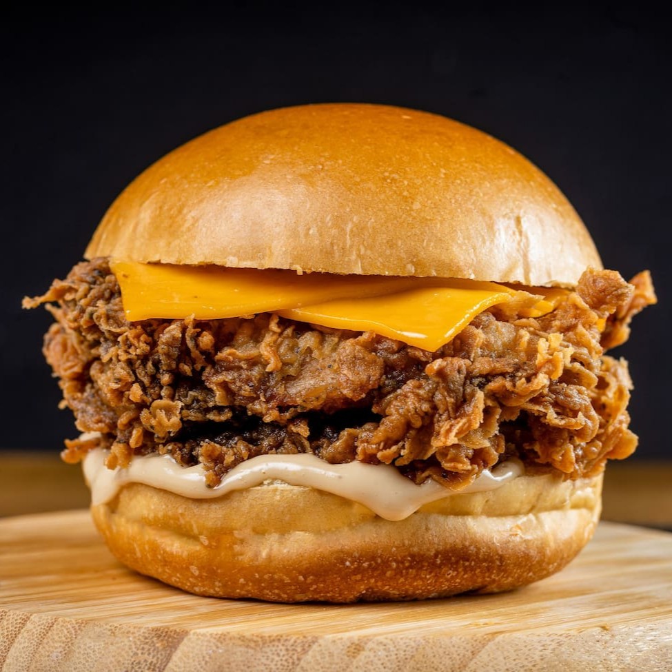 Filé de sobrecoxa crispy (ou 2 filezinhos de peito), queijo cheddar derretido e molho grill, tudo abraçado no pão de brioche macio. Crocância, sabor e aquele toque especial que faz você querer dar a primeira mordida agora mesmo!