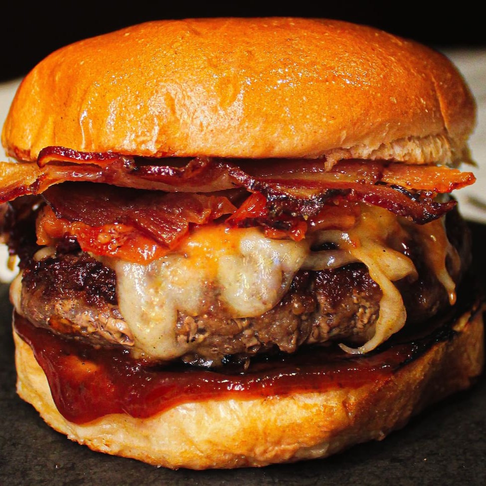 Blend da casa, queijo mozzarella, bacon e molho barbecue