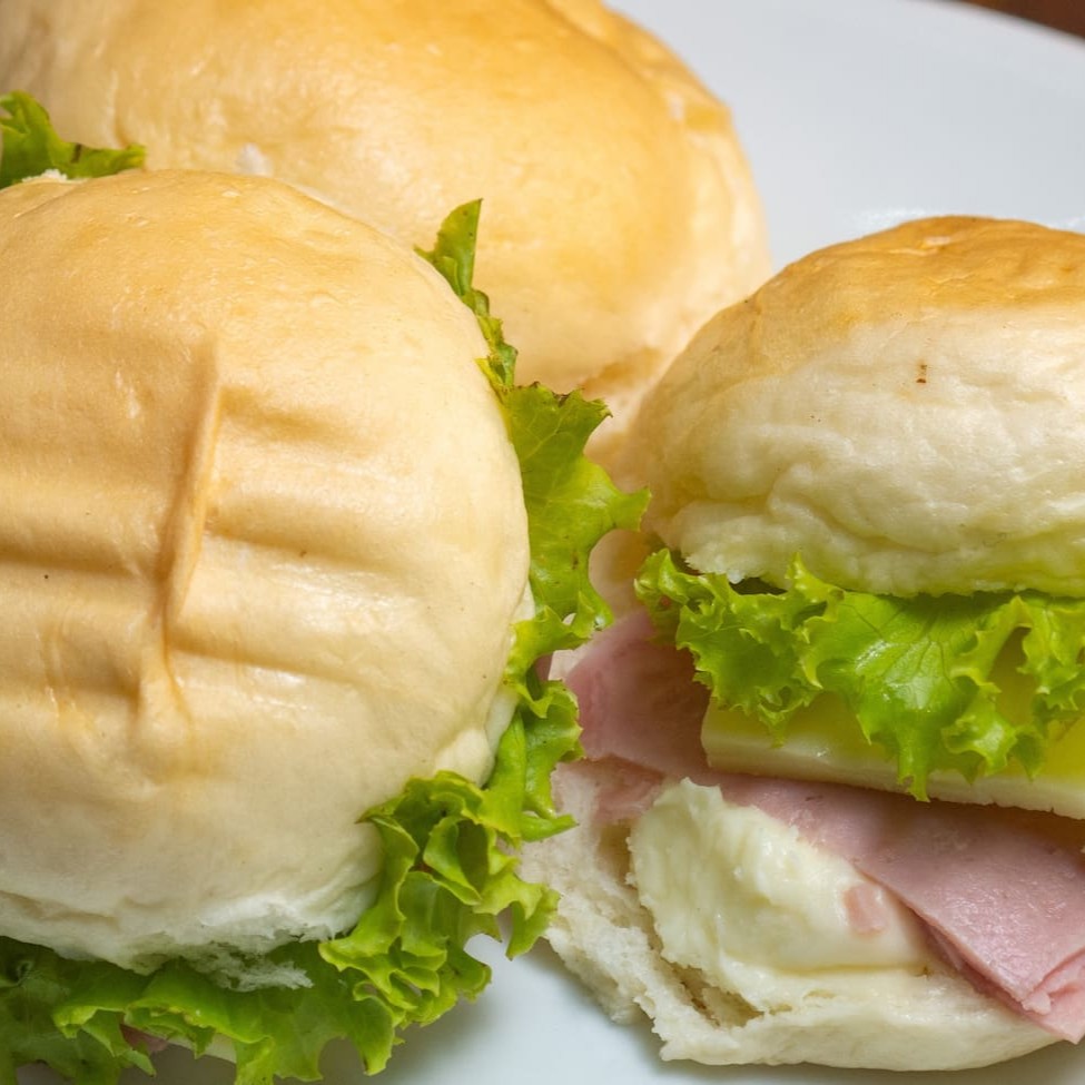 Pão brioche com recheio de presunto, queijo mussarela, alface e requeijão cremoso (embalagem com 4 unidades)