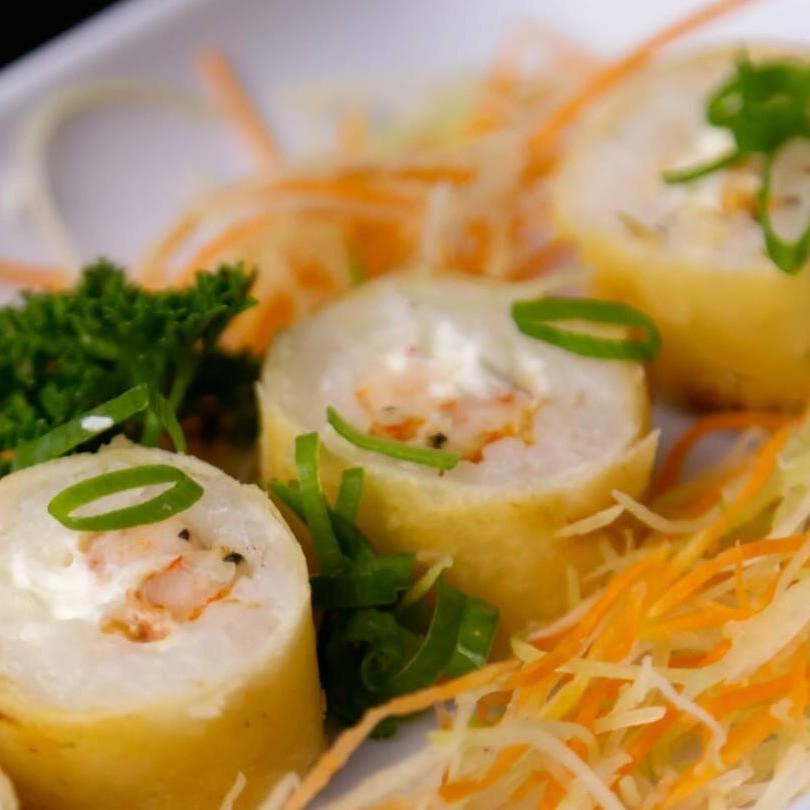 O 'Haru Hot Camarão - 12 Unidades' é um verdadeiro deleite para os amantes da culinária oriental. A massa crocante de Harumaki envolve delicadamente o arroz suavemente cozido, dando palco para o protagonista da receita: o salmão. O peixe, fresco e saboroso, é harmoniosamente combinado com o cream cheese, criando uma mistura irresistível de sabores. Para finalizar, o prato é gentilmente coberto com gergelim e cebolinha, adicionando um toque final de textura e gosto. Uma experiência culinária 'Hot' que você não vai querer perder.