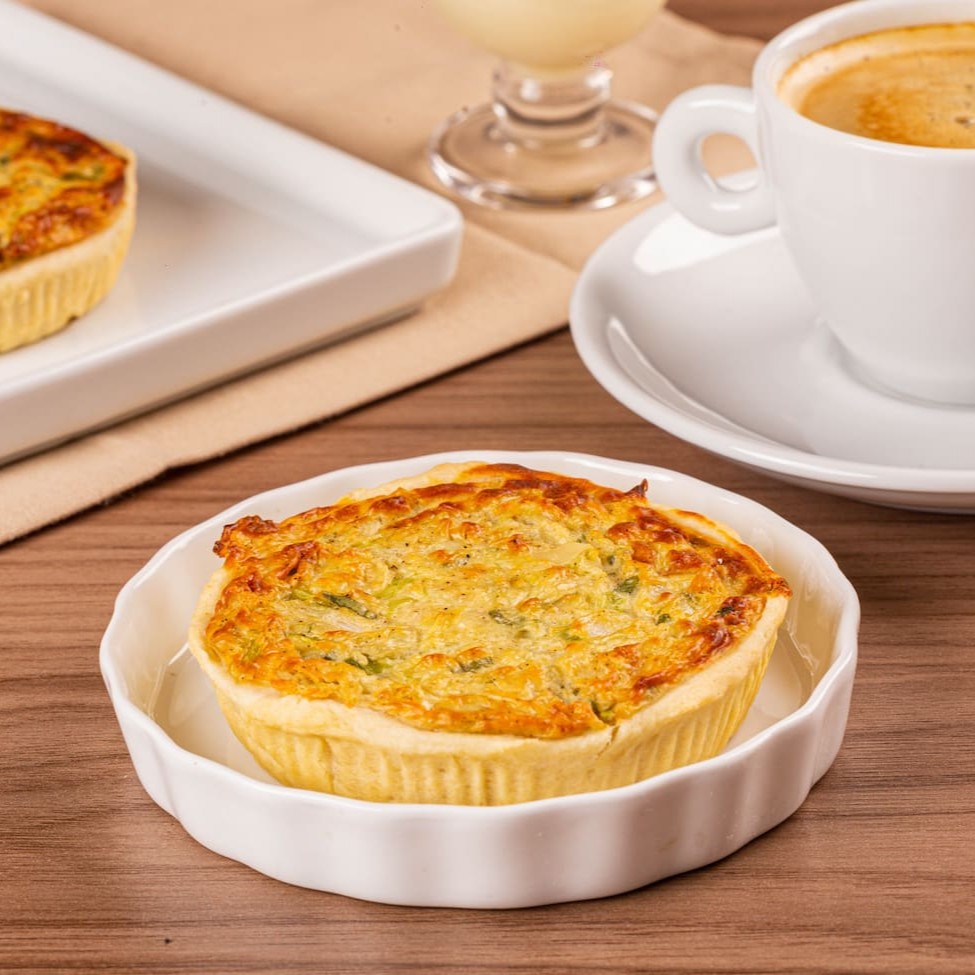 Combinação perfeita de queijo com alho poró e uma massa deliciosa. Obs 1: a Brownice não altera nenhum produto ou retira/adiciona ingrediente. Obs 2: produto de consumo imediato. Obs 3: o produto pode vir com vencimento  do mesmo Dia. Contém Glúten e Lactose. Alérgicos: Contém Ovo e Derivados do Trigo, Leite e Soja. Pode Conter: Centeio, Cevada, Aveia, Triticale, Amendoi, Amêndoa, Avelã, Castanha