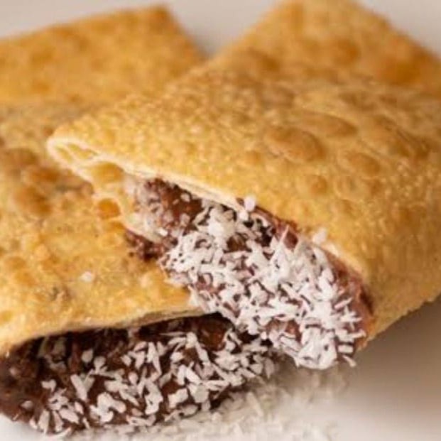 Aprecie o pastel de Prestígio, uma mistura clássica de chocolate com coco que traz um toque tropical e doce, ideal para quem busca algo especial.