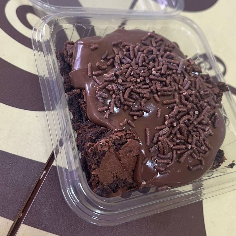 Pedacinhos de brownie molhadinhos, cobertos com brigadeiro cremoso de chocolate 50 % e granulado. Aproximadamente 200gr.