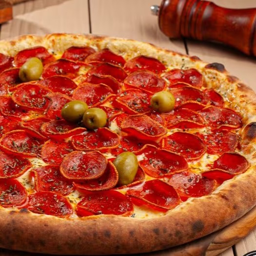 Pepperoni, combinado com a mussarela derretida, orégano e azeitonas.