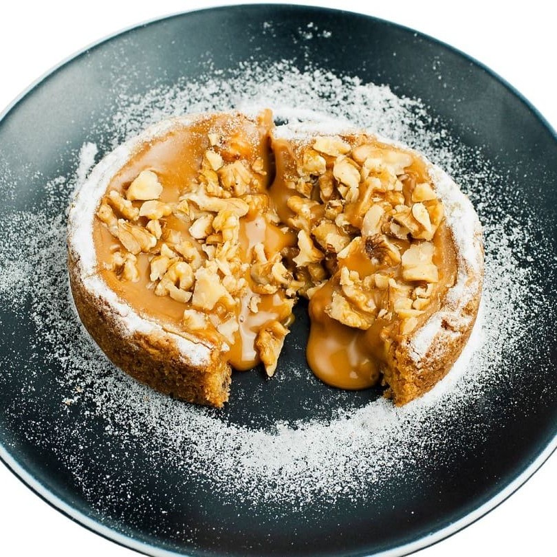 Base de cookie recheado com doce de leite argentino e finalizado com nozes.  Para uma experiência epicerie, aqueça para consumir.