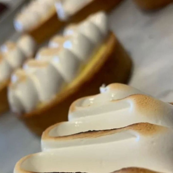 Massa sablé crocante feita com amêndoas e recheio de creme de limão siciliano com receita francesa Original e merengue italiano! O equilíbrio perfeito entre o azedinho e a doçura!