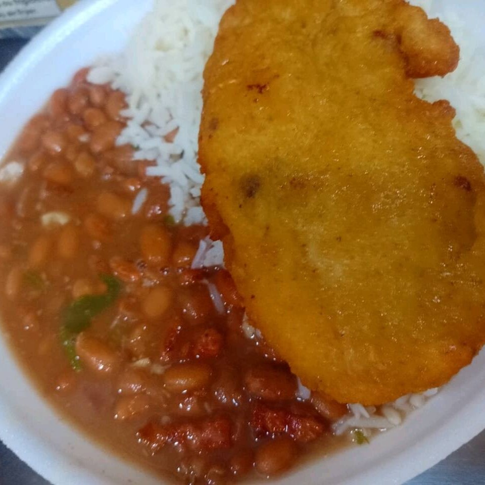 🍗 Frango à Milanesa Completo 🍛 Um prato que é a cara da boa comida caseira! ❤️ Franguinho à milanesa crocante por fora e macio por dentro, acompanhado de arroz soltinho, feijão fresquinho, macarrãozinho, batatinhas fritas douradas e um saquinho de farofa pra completar o sabor. 😍 Uma refeição completa, feita com carinho e aquele tempero que só a Cozinha de la casa tem! 💕