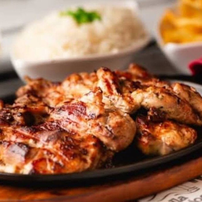 Acompanha arroz, feijão, farofa, fritas e salada verde.