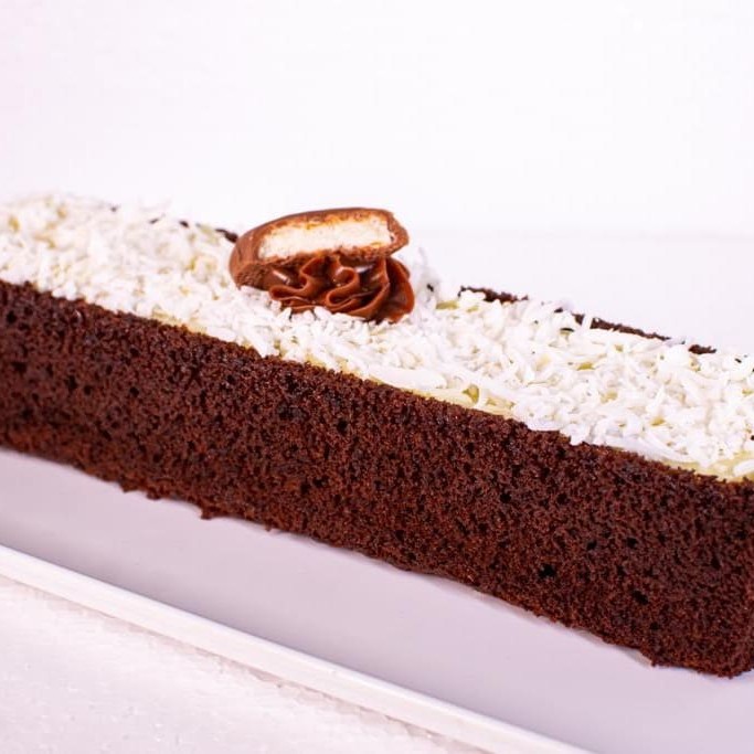 Bolo em formato retangular - 25 cm Massa de chocolate com cobertura de beijinho